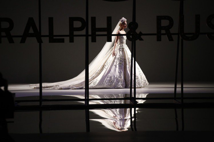 Ralph＆Russo的2019春夏高級訂製服發表會，依循傳統，最後呈現了婚紗設計。圖／美聯社