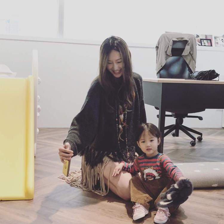 隋棠帶女兒Lucy到辦公室。圖／摘自臉書