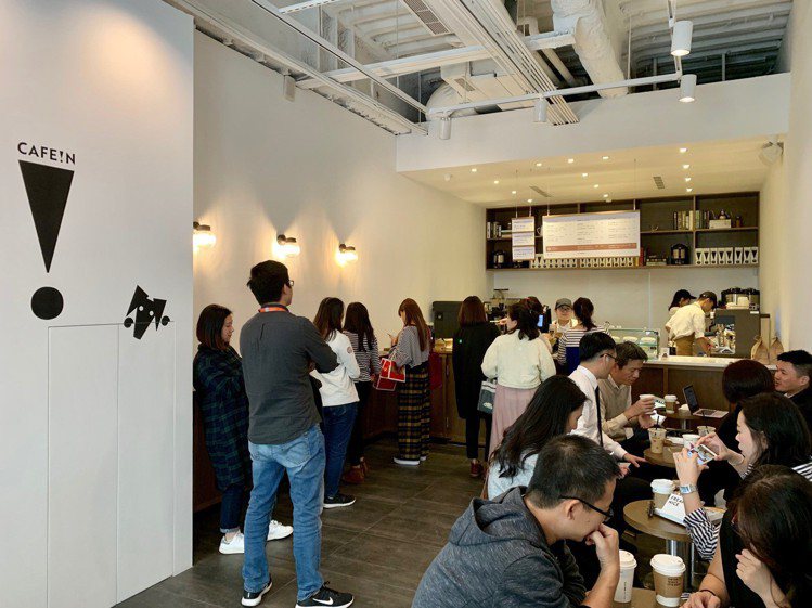 CAFE!N三民店中午時段吸引許多上班族消費。記者張芳瑜／攝影