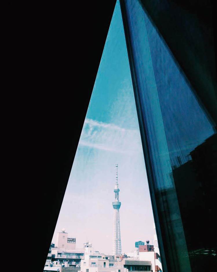 圖／從室內的三角形裂縫，看著東京的新地標──晴空塔。（山岳文化《東京建築女子：空間巡禮、藝術散策，30趟觸動人心的設計旅行》）