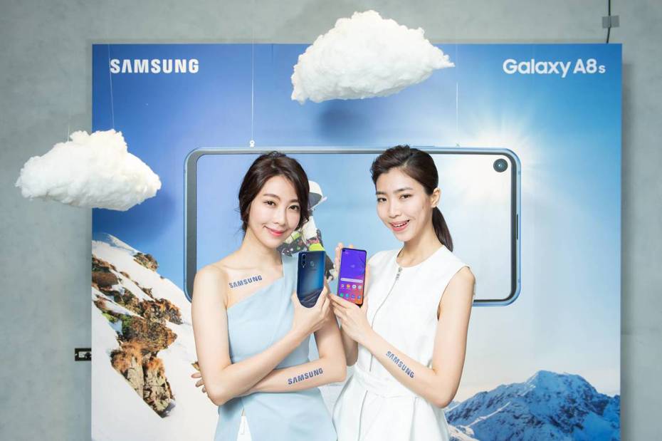 Samsung Galaxy A8s搭載全球首款的O極限全螢幕及後置三鏡頭。圖／三星提供