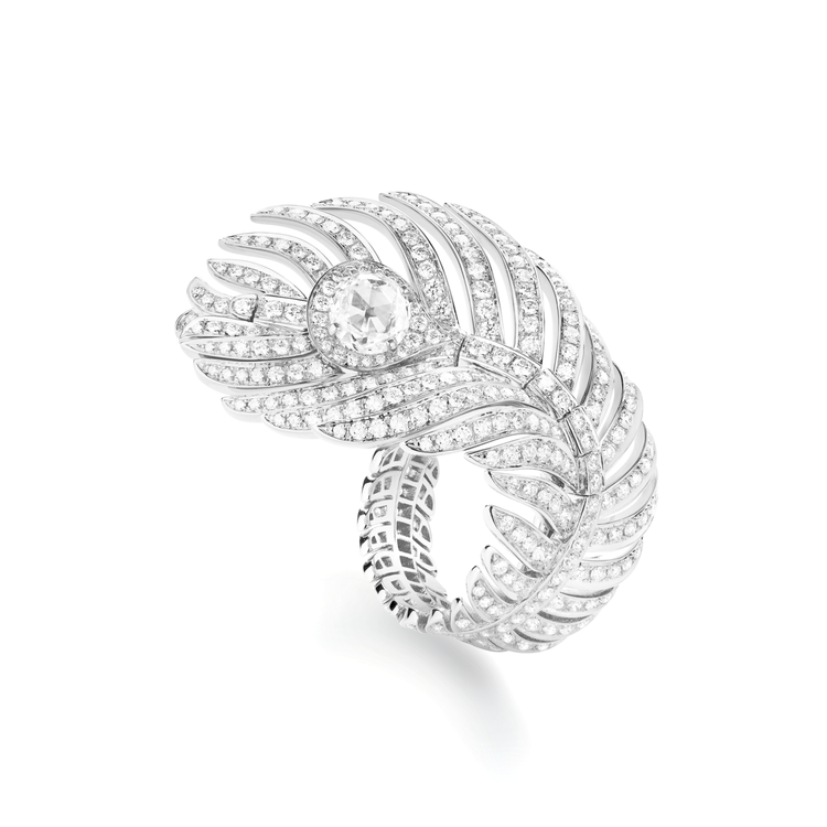 竹內結子配戴的Plume de Paon系列18K白金鑲鑽戒指，134萬元。圖／...