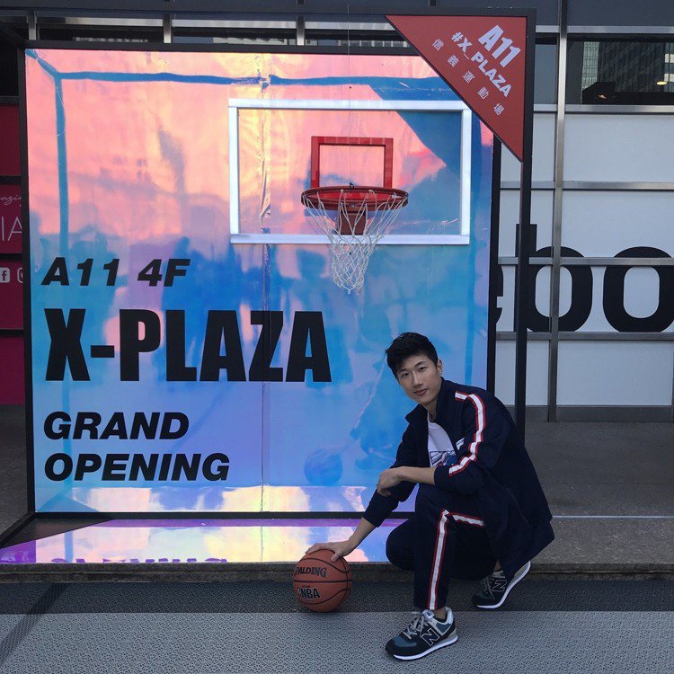 「信義運動場X-plaza」四周設計也很時髦，打球還可順便拍風格照。記者江佩君／攝影