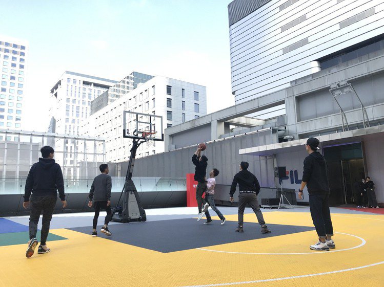 新光三越信義A11把四樓戶外空間，改造成「信義運動場X-plaza」，可以在信義區高空戶外空間打街頭籃球。記者江佩君／攝影