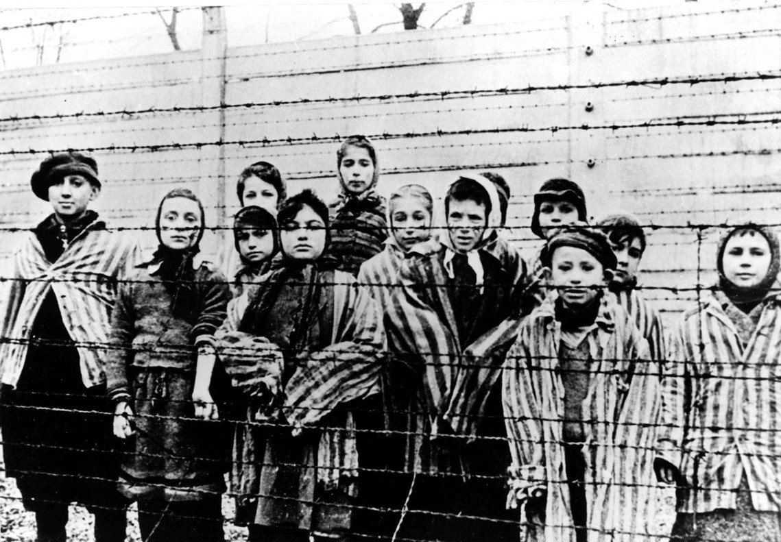 奧斯威辛集中營有超過110萬的犯人遭受迫害與折磨死亡，其中約90%都是猶太人。戰...
