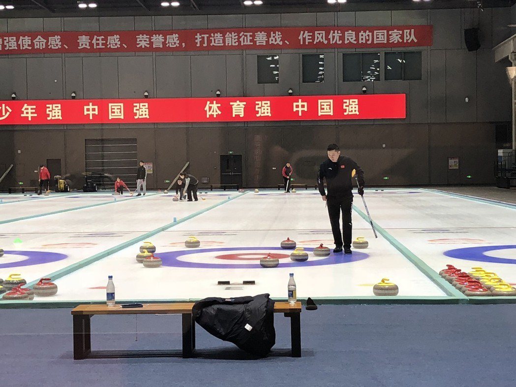 冰壺選手正在場館中練習。特派記者許依晨／攝影