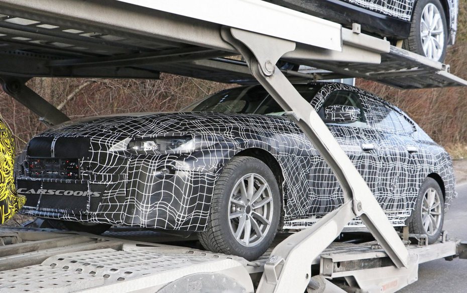 BMW神秘偽裝車捕獲，據悉，很有可能是全新純電動車i4。 摘自Carscoops