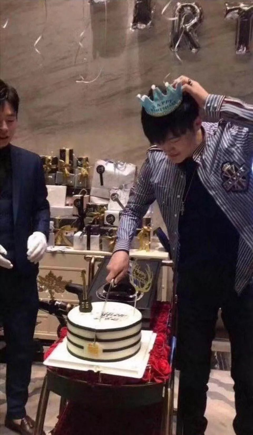 男公關過28歲生日正在切蛋糕。 圖／北青報微博
