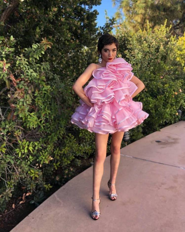 Rowan Blanchard則是選擇Marc Jacobs春夏的粉紅色洋裝，同...