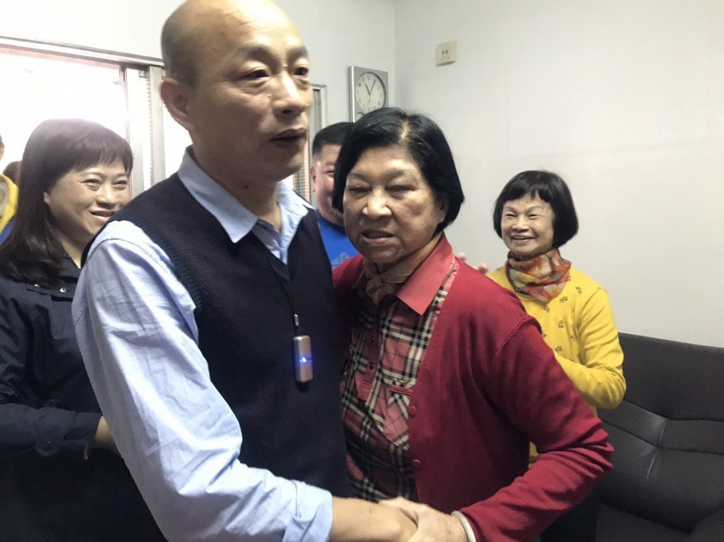 高雄市長韓國瑜未公開送年菜給獨居老人的行程，是為了避免獨居長輩受到人多的干擾。 ...