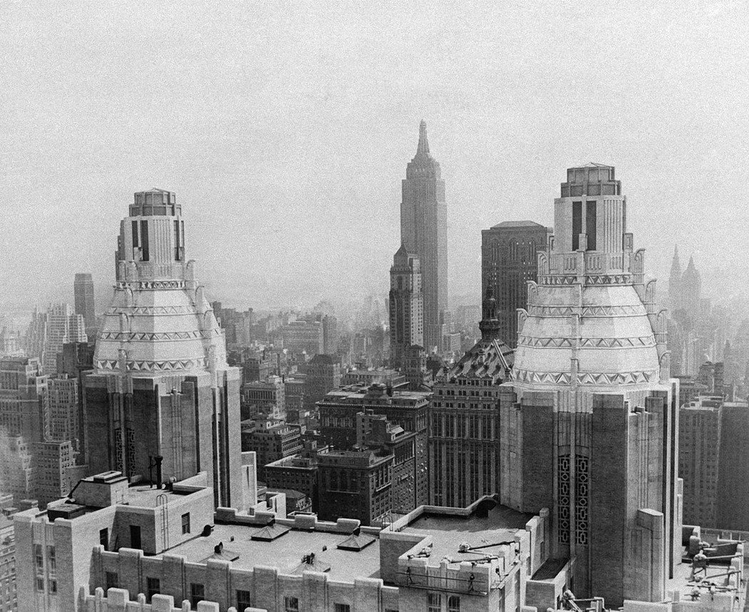 華爾道夫酒店在幾個街區之外脫胎換骨，成為貨真價實的摩天大樓，在1931年重新開幕...
