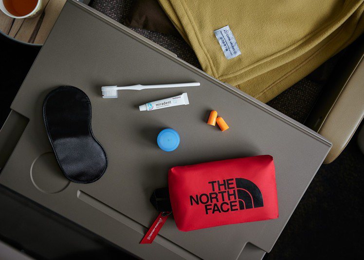 華航首度與戶外運動品牌The North Face合作，推出全新機上盥洗包。圖／華航提供