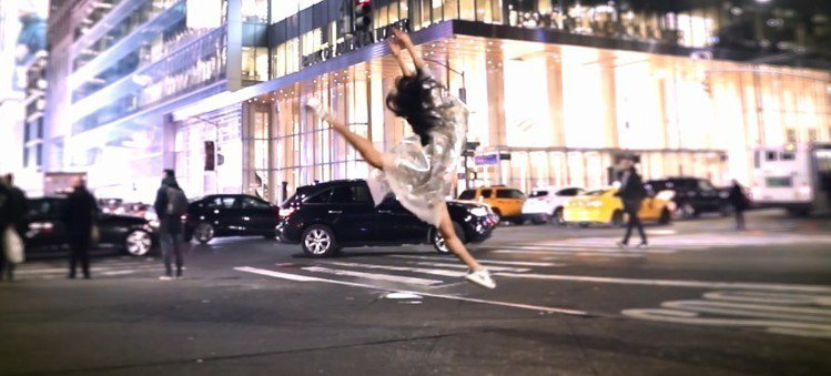簡珮如在第六大道美國銀行中心前，以金屬感的透膚烏干紗面料起舞。圖／夏姿提供