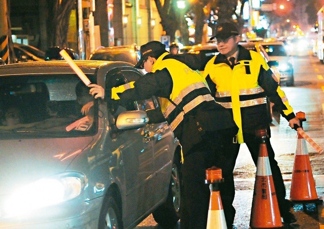 警方為防酒駕肇事，許多民眾前一晚喝多了，仍有隔夜醉，白天酒測被發現違規者日增。 ...