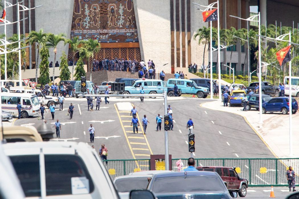在APEC峰會落幕後不久，巴紐警察因不滿遭欠薪水而闖進國會。 （法新社）