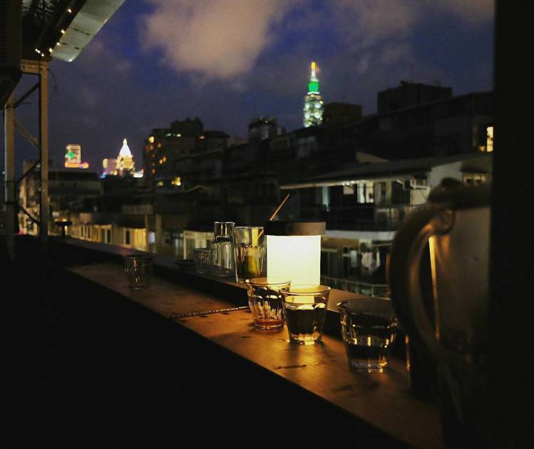 黑山咖啡的夜景別有一番風情。圖／記者黃仕揚攝影