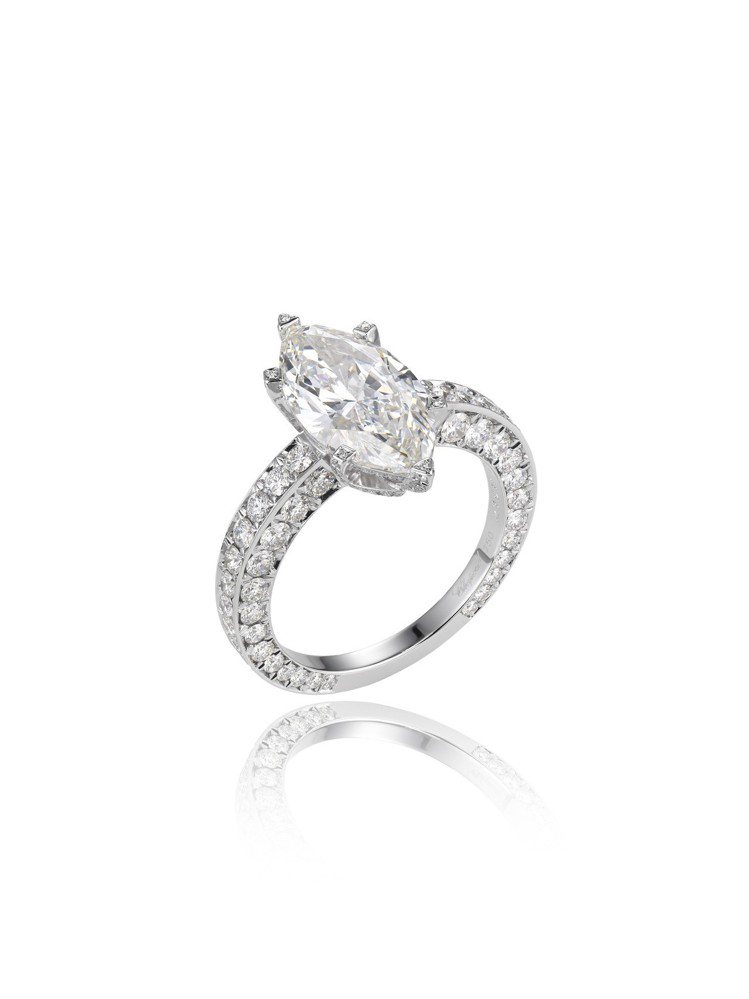 凱薩琳麗塔瓊絲配戴的蕭邦頂級珠寶系列戒指鑲嵌2.88克拉欖尖形明亮式切割鑽石與1.52克拉鑽石。圖／蕭邦提供