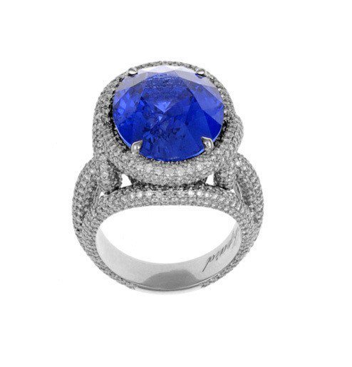 凱薩琳麗塔瓊絲配戴蕭邦頂級珠寶系列18K白金戒指鑲嵌15.8克拉橢圓形切割藍寶石與3.8克拉鑽石。圖／蕭邦提供