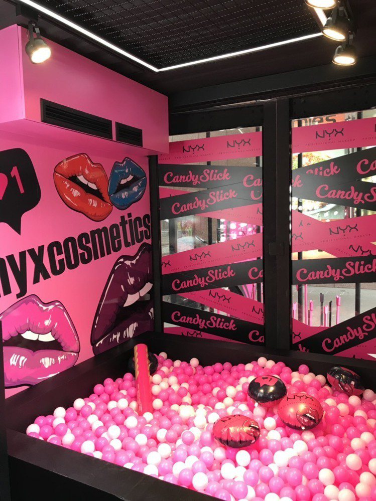 NYX Professional Makeup翻玩色彩烏托邦快閃店設置了可愛的跳跳糖球池。圖／NYX提供
