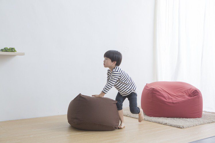 懶骨頭沙發內裡填充的超微粒泡棉展現獨特的坐臥感，售價2,980～5,800元。圖／無印良品提供