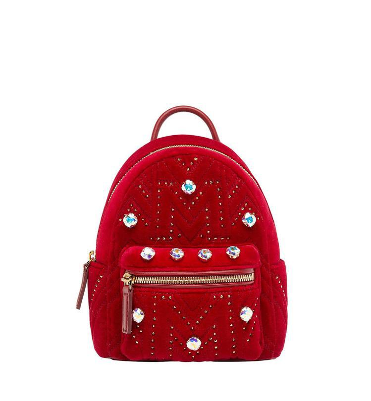 MCM Stark天鵝絨紅色後背包，售價52,000元。圖／MCM提供