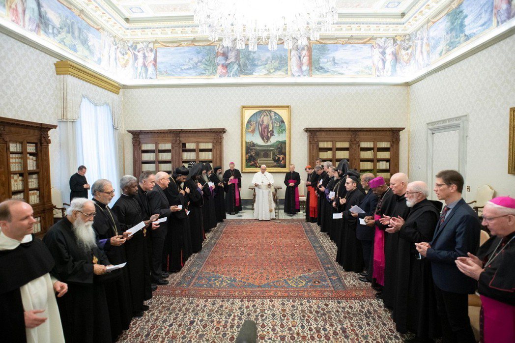 羅馬天主教教宗方濟各（中）1日接見東正教代表。 （歐新社）