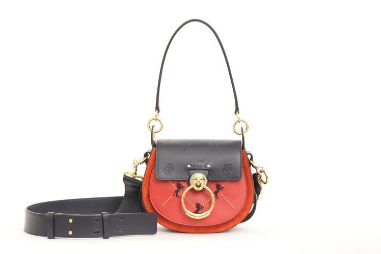 侯佩岑配戴的Chloé TESS紅色刺繡小馬包款（小），售價69,800元。圖／Chloé提供