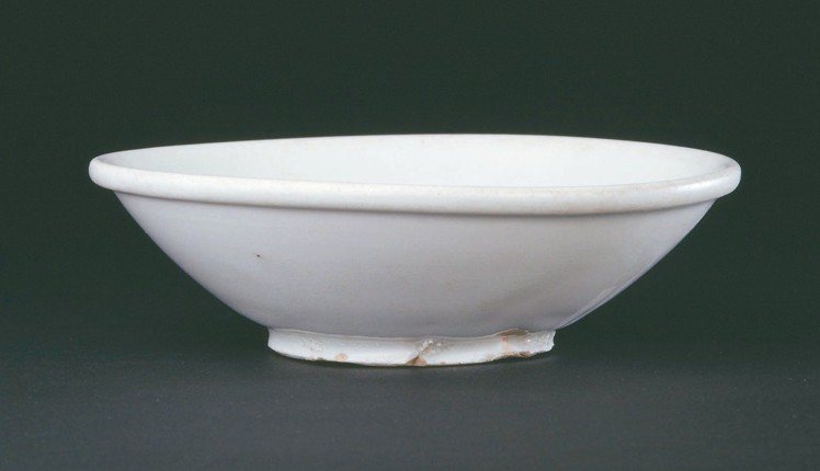 唐代邢窑白瓷璧形足茶碗。 圖／廖寶秀提供