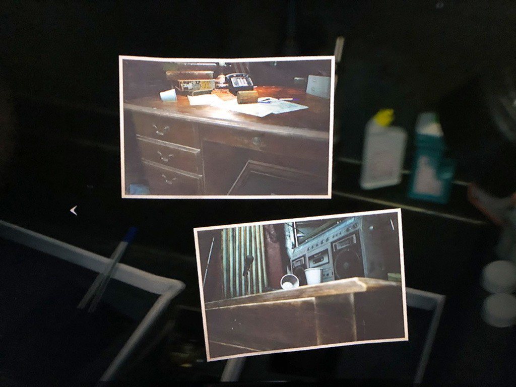 藏有秘密的照片，標示了放有道具的兩個抽屜位置。