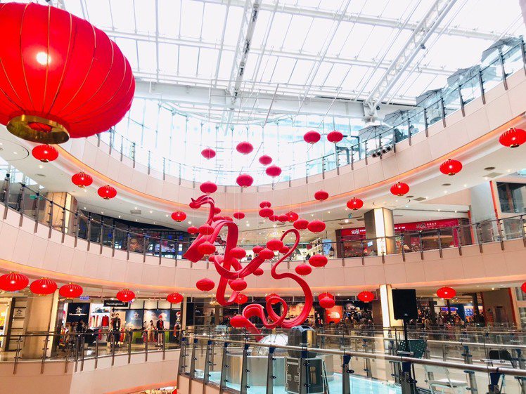 大江購物中心迎接春節在全館高掛168個紅燈籠。圖／大江購物中心提供