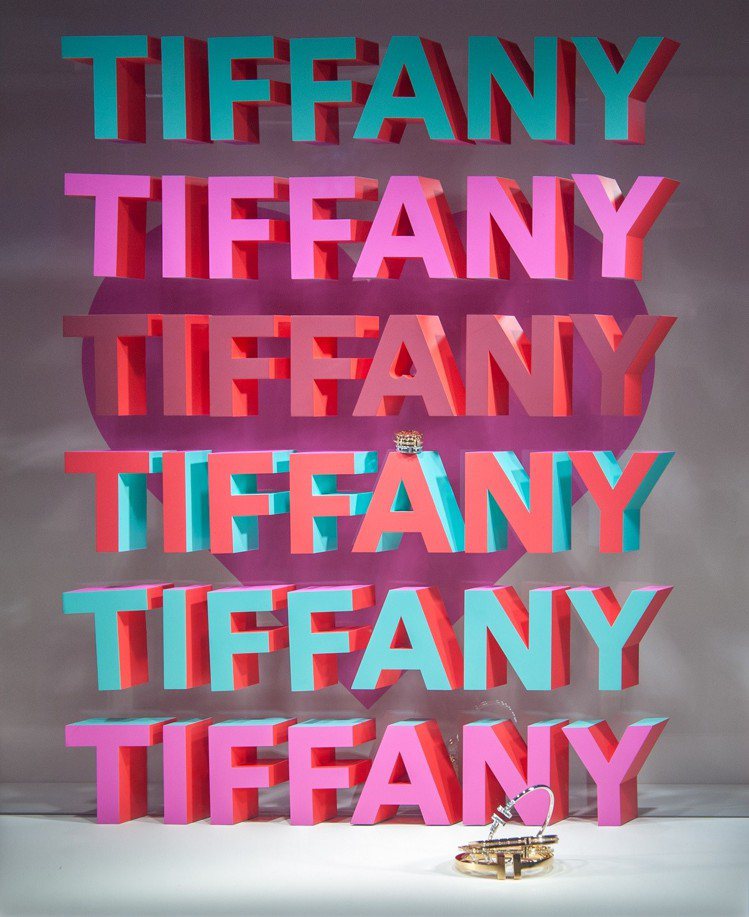 Tiffany的情人節櫥窗特別選定復古字體與配色，大膽表達熱戀心情 。圖／Tiffany & Co. 提供