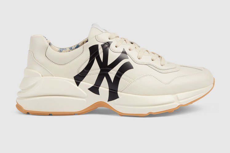NY Yankees™紐約洋基隊貼飾Rhyton球鞋，34,300元。圖／Gucci提供