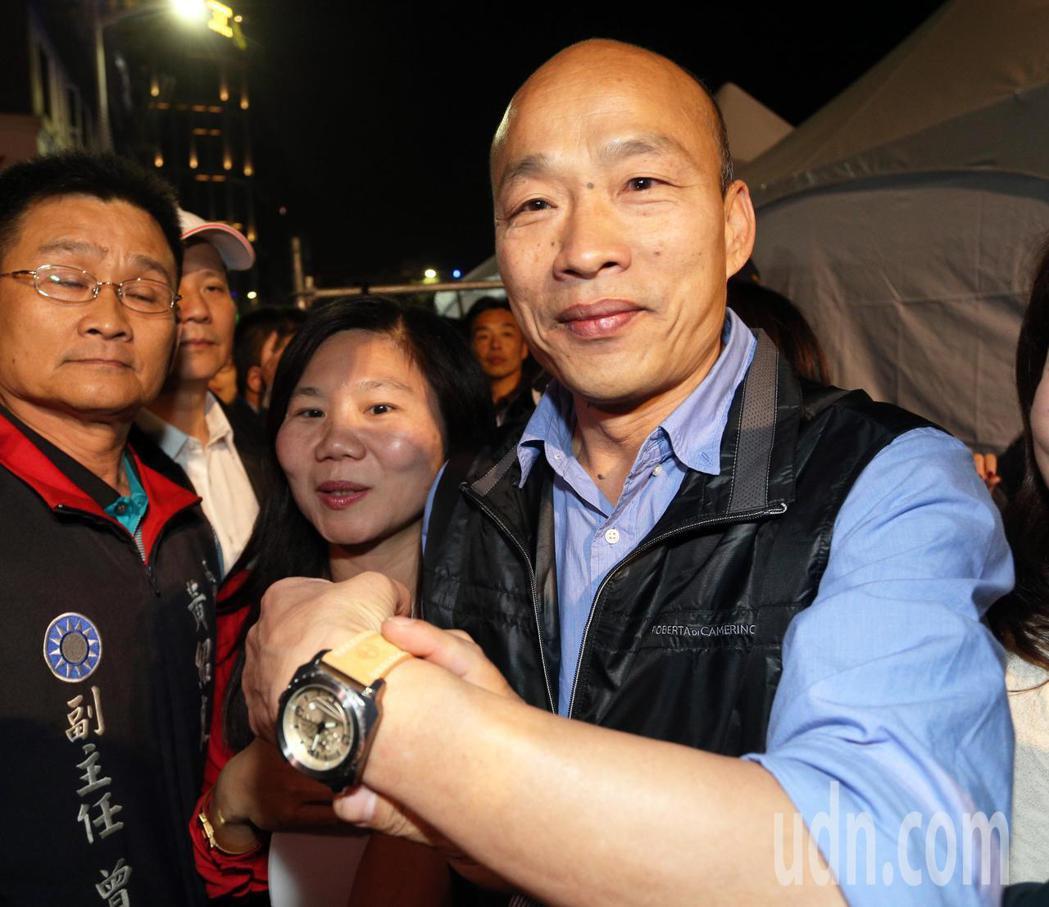 高雄市長韓國瑜（右）透露他手上戴的手錶是王世堅送給他的新年禮物。圖／聯合報系資料...