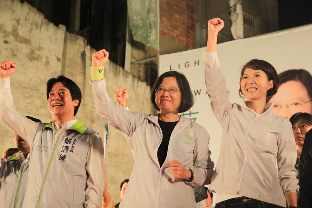 2014年，國民黨李全教意外當選台南市議會議長，市長賴清德（左）不滿，負責督導投...