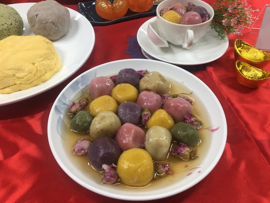 台北市衛生局聯合台北市立聯合醫院營養師，利用天然食材取代食用色素，設計繽紛的「五...