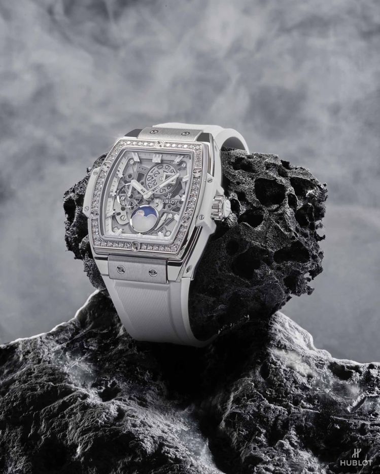 宇舶Spirit of Big Bang月相鈦金鑲鑽腕表，鈦金屬表殼鑲嵌48顆寶石，約74萬9,000元。圖／HUBLOT提供