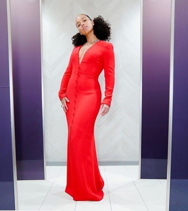 Alicia Keys以一身紅色Giorgio Armani深V長袖禮服現身，復古又性感。圖／摘自IG