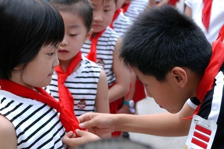 如今中國充斥愛國主義的中小學教科書，難以讓孩子摘掉脖子上的紅領巾，成為現代公民。 圖／新華社