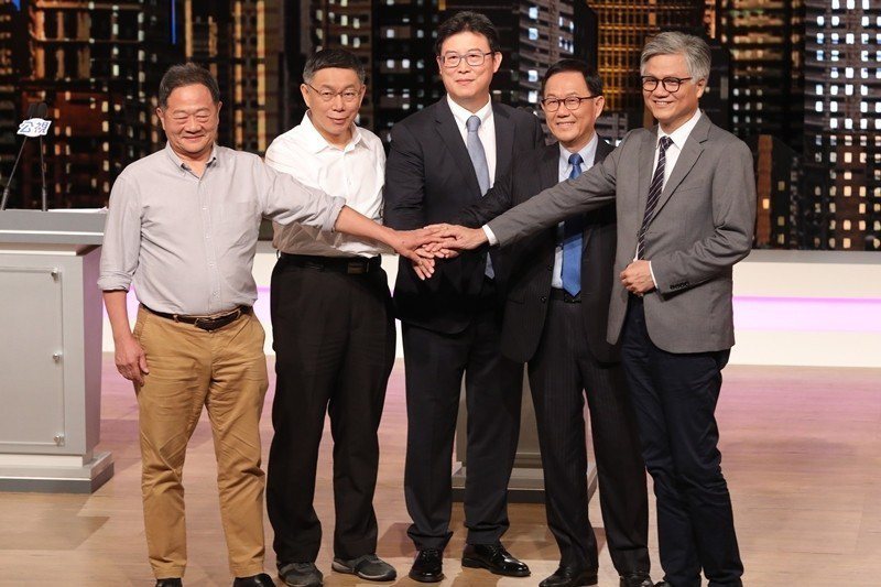2018年11月9日，台北市長候選人李錫錕（左起）、柯文哲、姚文智、丁守中、吳洋五位候選人在辯論前握手致意。 圖／公視提供