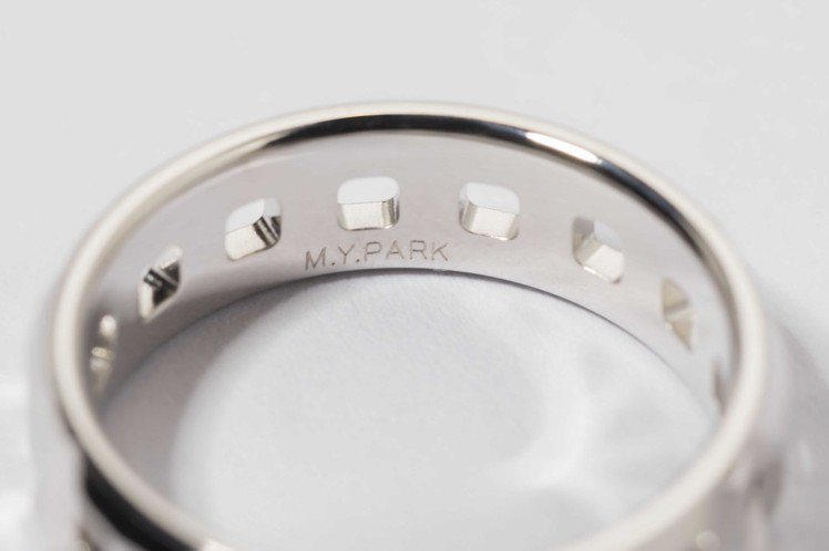 TIFFANY & Co.為情人將即將抵台的朴敏英特別送上一只Tiffany T True寬版鏤空T字設計戒指，內緣刻印上朴敏英名字縮寫 M.Y.Park。圖／TIFFANY & Co.提供
