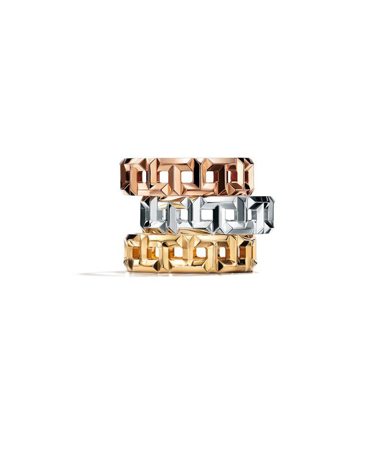 Tiffany T True 寬版鏤空T字設計戒指（由上至下）18K玫瑰金、18K白金、18K金，49,000元。圖／TIFFANY & Co.提供