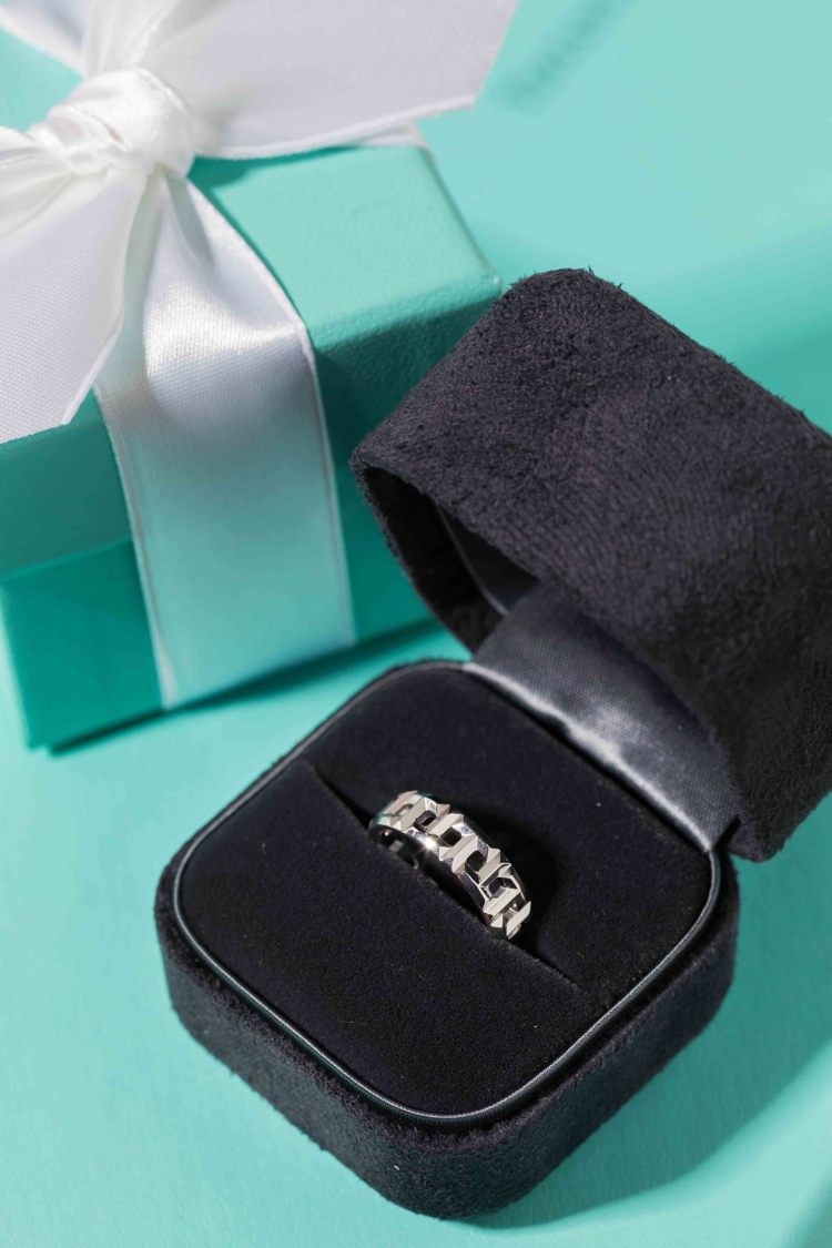 TIFFANY & Co.為情人將即將抵台的朴敏英特別送上一只Tiffany T True寬版鏤空T字設計戒指，內緣刻印上朴敏英名字縮寫 M.Y.Park。圖／TIFFANY & Co.提供