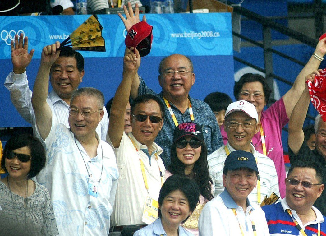 吳敦義（左二）與大陸政協主席賈慶林（後排左）、郭台銘夫妻（左三、四）、國民黨主席...