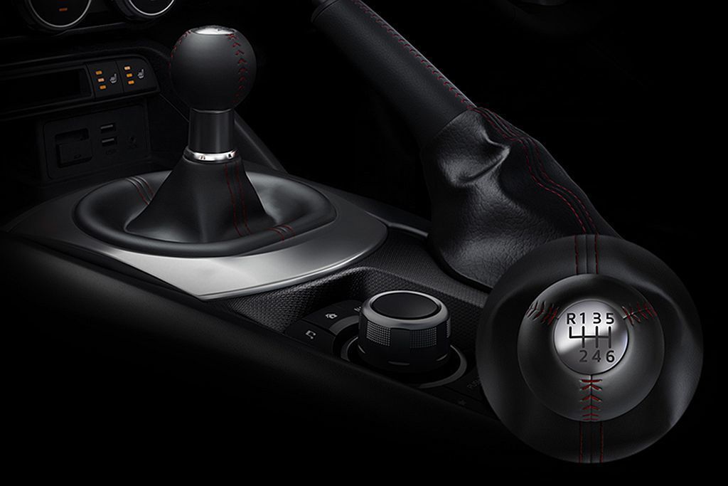 購買MX-5 Roadster的消費者中，有高達76%選擇了6速手排變速箱。 摘...