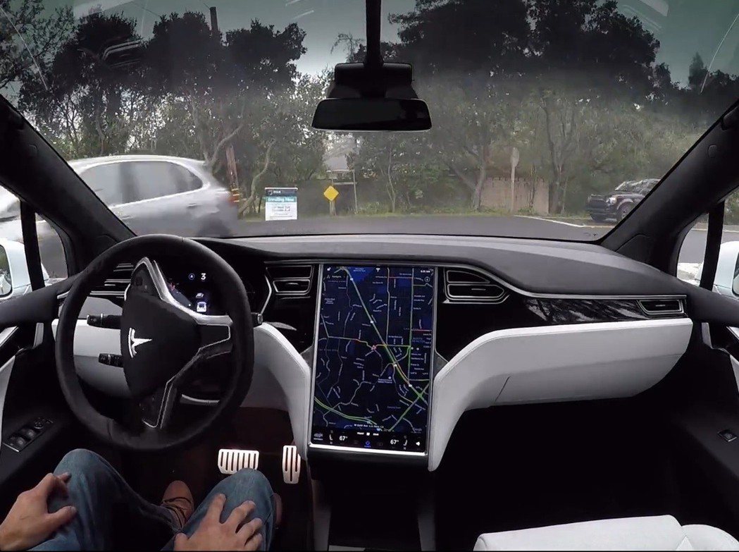 Tesla Model S中控螢幕為17吋。 摘自Tesla官網