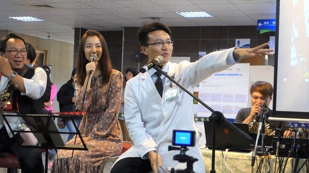 屏醫內科部長黃炯棠（右）結合衛教舉辦溫馨情人節音樂會，比照電台模式，希望民眾在輕...