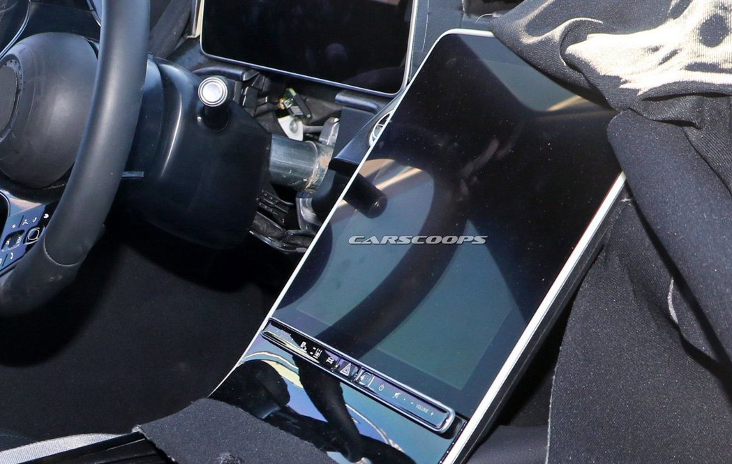 大改款Mercedes-Benz S-Class的中控螢幕尺寸果真很大。 摘自C...