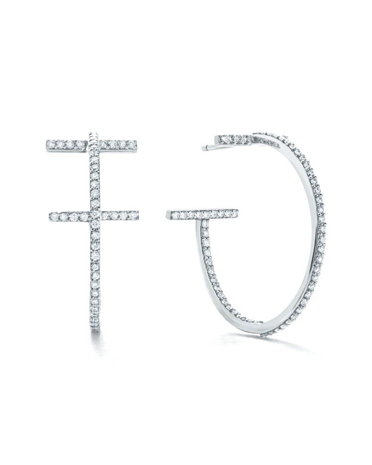 朴敏英配戴的Tiffany T Wire Hoop 18K白金鑲鑽耳環，20萬3,000元。圖／Tiffany & Co.提供