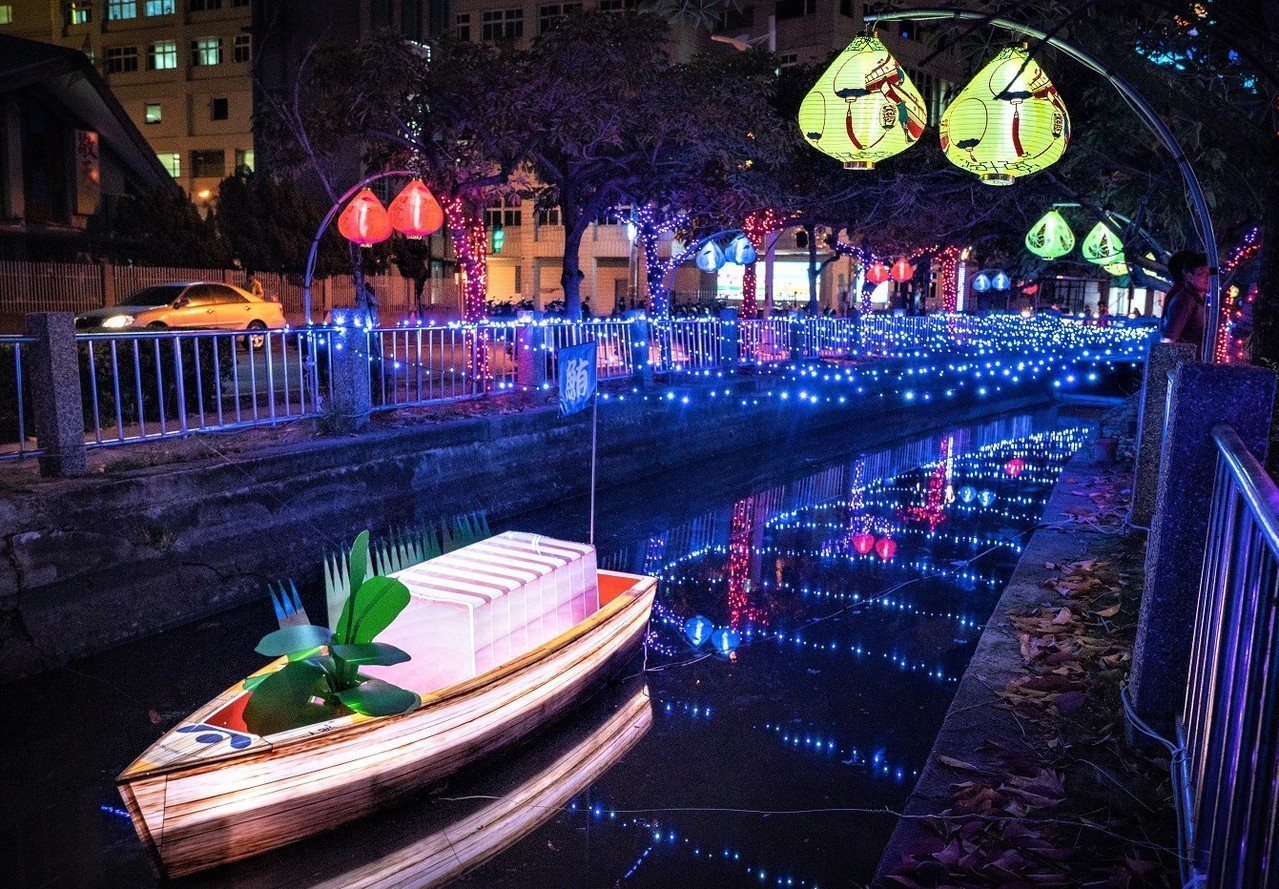 屏東東港小鎮燈區沿著光復路運河及延平路佈燈，燈飾光彩炫目又接地氣，圖／縣府提供