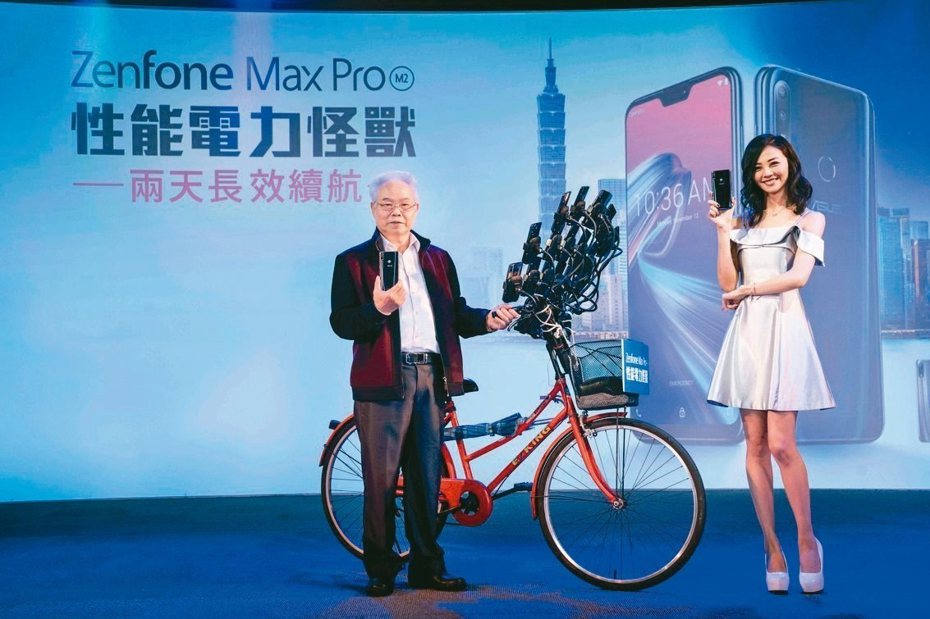 華碩請到最狂寶可夢阿伯「陳三元」為手機電力站台，被稱找對代言人了。 華碩／提供